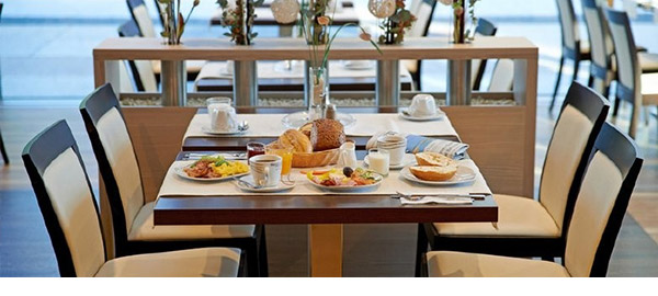 Morgens aufstehen und ein reichhaltiges Frühstücksbuffet genießen. Freuen Sie sich in unserem zentralen Hotel in Rostock auf einen ausgewogenen Start in den Tag.