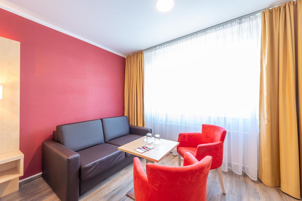 Das Hotel an der Stadthalle | double bedroom, sitting, sofa | Hotel Garni, Rostock
