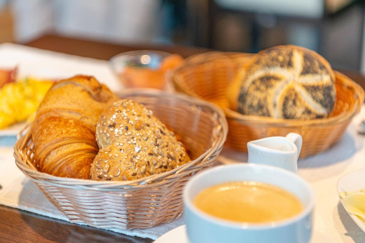 Das Hotel an der Stadthalle | breakfast, fresh breads | Hotel Garni, Rostock